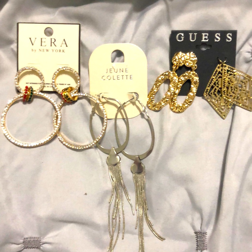 4 pair of costume jewelry earrings never worn!